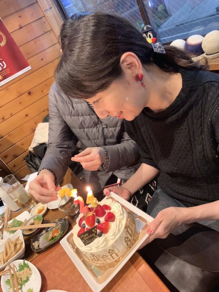 佐久間レイって声優知ってる?コナンでは誰の声?魔女の宅急便ジジやバタコさんやマイメロディの声も?! | エンタメ受信中